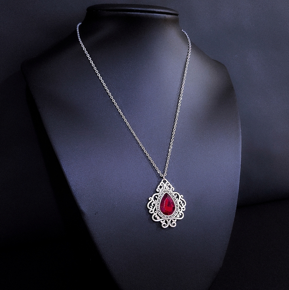 18" Amelia Red Pendant Necklace